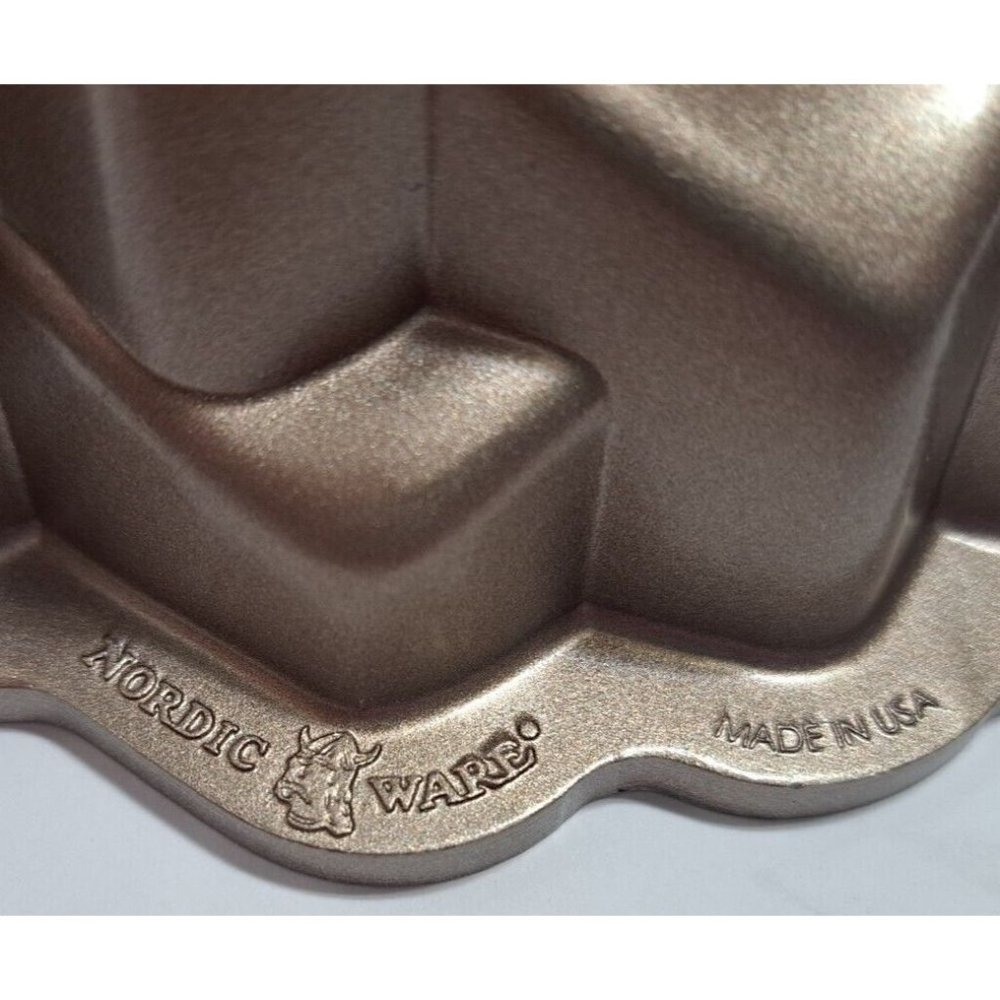 Nordic Ware Blossom Bundt Cake Pan 10-Cup Capacity Mold Nonstick - Picture 4 of 6